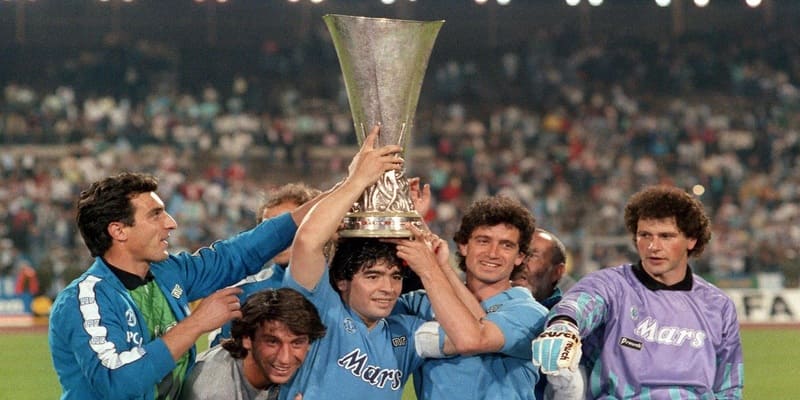 Huyền thoại Maradona cùng chiếc cúp vô địch Serie A